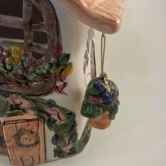 Ceramic Cottzge House Garden Flowers House - Picture 4 of 9